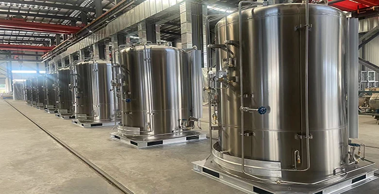 Microbulk tanks, designed as cylindrical pressure vessels,