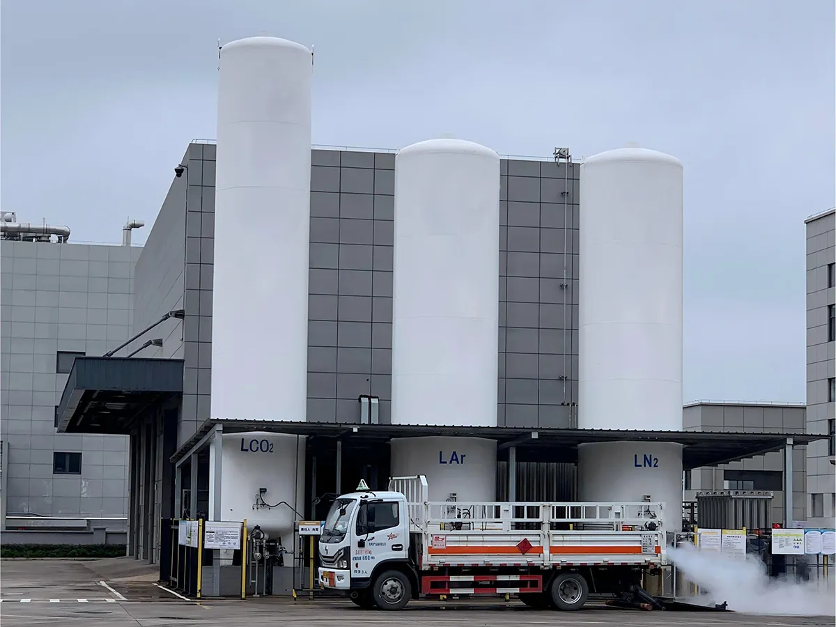Industrial cryogenic liquid storage tanks for bulk gas supply