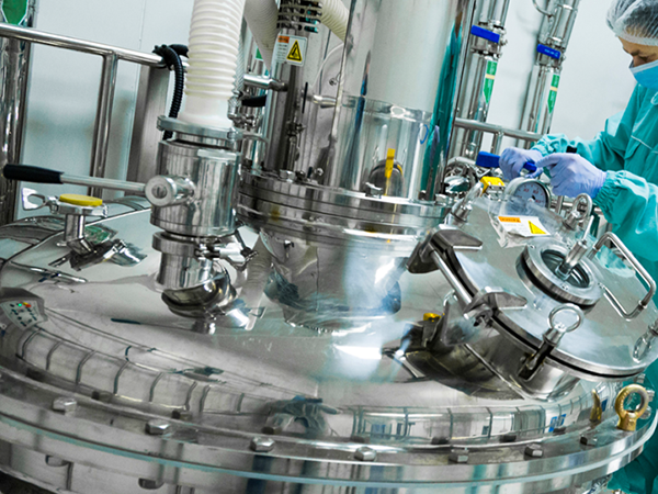Cryogenic nitrogen storage tank and gas supply system for pharmaceutical manufacturing